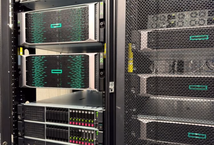 Sistemas de armazenamento Fornecemos monitores, UPS, cablagens, racks, sistemas de armazenamento e acessórios técnicos, compatíveis com os principais fabricantes de hardware e rede.