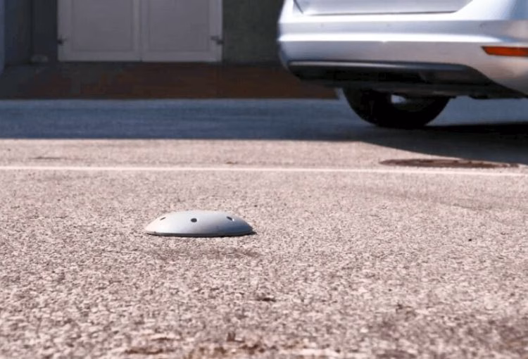 Sistema de estacionamento inteligente usando IoT O sistema inteligente de gestão de parques optimiza os tempos de entrada e saída dos veículos, evitando filas de espera e congestionamentos.