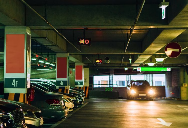 Sistemas LPR e Reconhecimento de Matricula O equipamento W4M para parques de estacionamento inclui sistemas de controlo de acessos como barreiras e torniquetes, sinalização (pilaretes, balizadores), tecnologias de identificação (antenas, Tags UHF, LPR/ANPR), . Também fazem parte o equipamento de orientação de tráfego (semáforos, painéis informativos, sensores de pavimento) e iluminação.