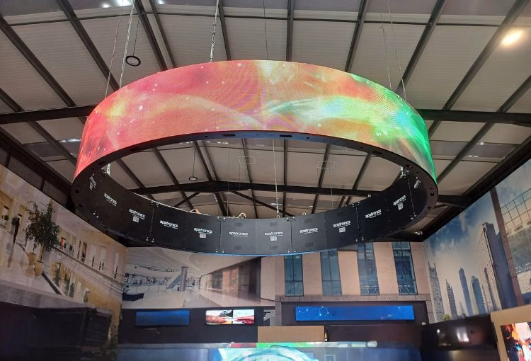 Led Wall flexível Os LED Wall Flexíveis permitem criar superfícies curvas ou moldadas, com qualidade de imagem excecional e contraste infinito.