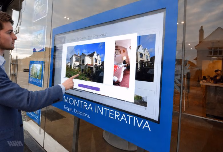 Montra Interativa As Montras Digitais Interativas são soluções de comunicação exterior de alto impacto, que combinam ecrãs de alta luminosidade e tecnologia touch para interação direta com o público.